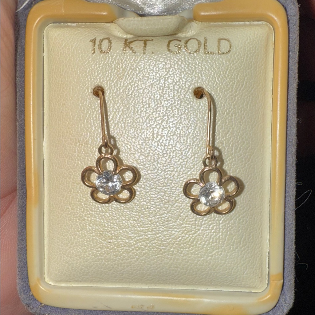 10k Gold Flower Earrings W/ Cubic Zirconia